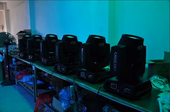 Heißer Verkauf 230 260W Party Disco DJ Bühne Licht LED Strahl Moving Head Sharp DJ Licht Moving Head Licht